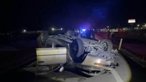 Aksaray’da otomobil beton mikserine çarptı