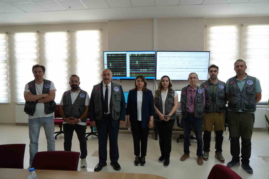 Erzincan Havzası’nda sismik ölçüm yapan araştırma ekibi ve cihazlar