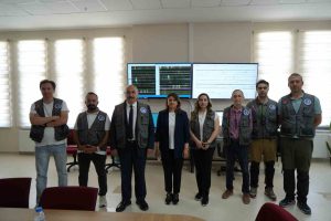 Erzincan Havzası’nda sismik ölçüm yapan araştırma ekibi ve cihazlar