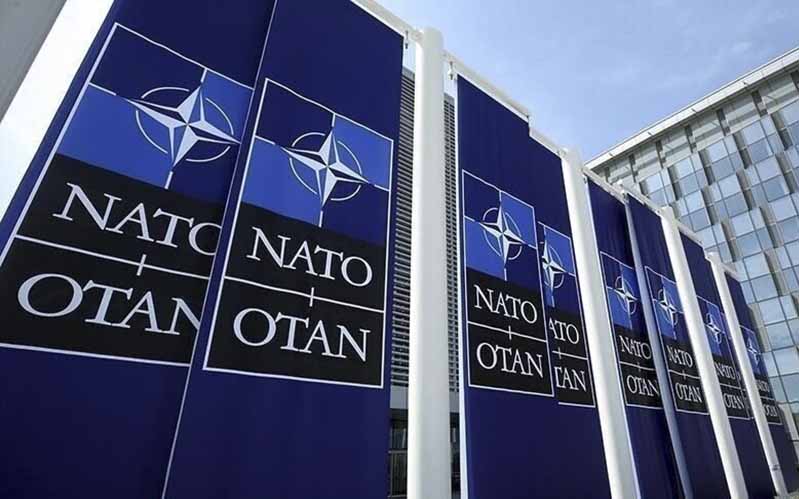 NATO toplantısında müttefik ülkelerin temsilcileri ve NATO bayrağı NATO toplantısında müttefik ülkelerin temsilcileri ve NATO bayrağı