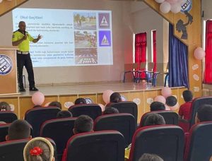 Niğde’de öğrencilere trafik kuralları eğitimi veren polis ekipleri