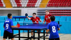 Sivas’ta masa tenisi turnuvasında mücadele eden minik sporcular