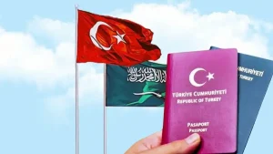 Türkiye ve Suudi Arabistan bayrakları önünde pasaport ve seyahat temsili görseli