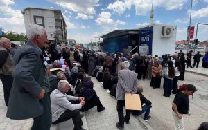 Van’da Halkbank şubesi önünde sıra bekleyen sosyal yardım hak sahipleri