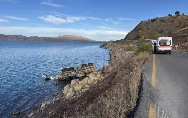 Elazığ’da Beton Mikseri Hazar Gölü’ne Devrildi