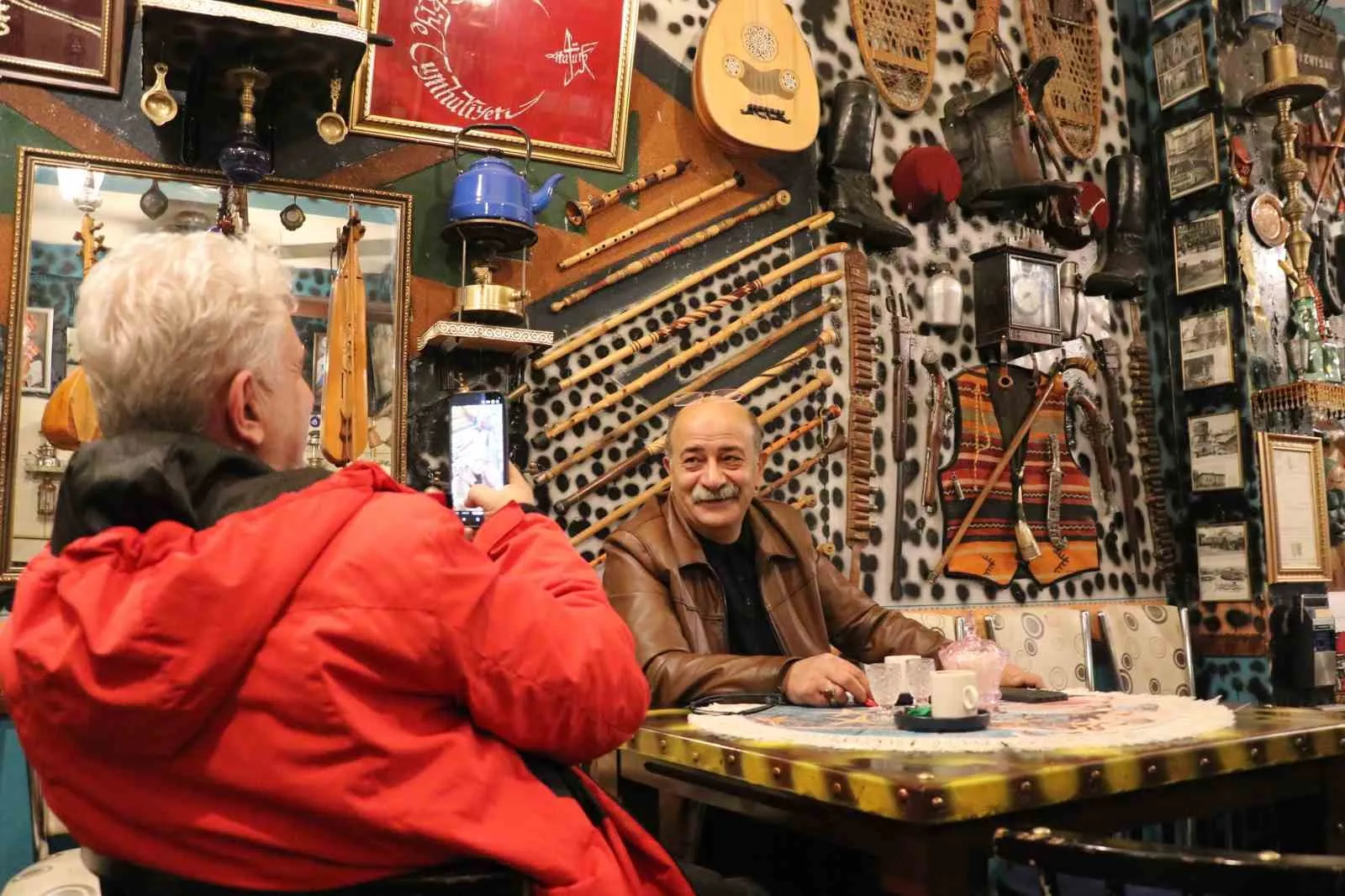 Sivas’ta bir demlikten doğan antika tutkusu, şehrin gözde kafesine dönüştü