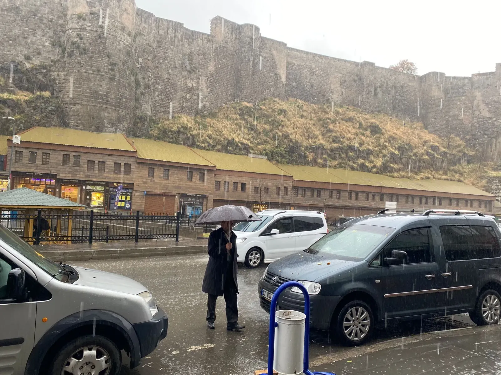 Manşet: Bitlis yağışların etkisine girdi: Yüksek kesimler beyaza büründü