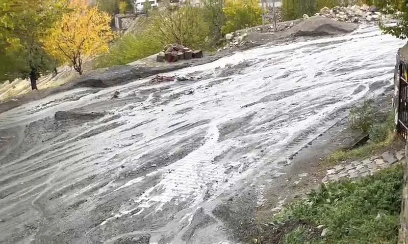 Manşet: Arıcak Merkez’de kuvvetli yağış ana yolları çakıl ve kumla doldurdu